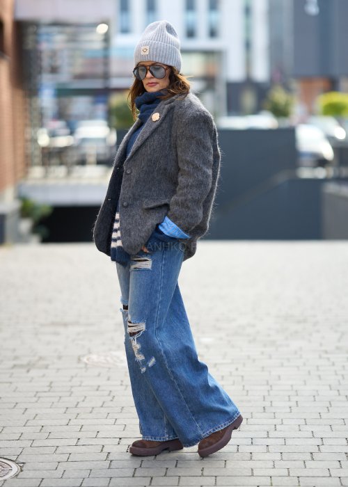 Grafitowa marynarka-kurtka Norelia damska o luźnym kroju z miękkiej dzianiny, stylizacja z koszulą i jeansami.