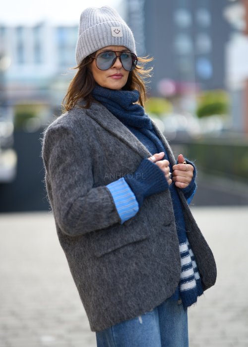 Grafitowa marynarka-kurtka Norelia damska o luźnym kroju z miękkiej dzianiny, stylizacja z koszulą i jeansami.