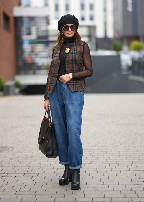 Niebieskie jeansy damskie o kroju slouchy z elastycznym pasem i podwiniętą nogawką. Stylizacja z botkami na obcasie w miejskim, casualowym stylu.