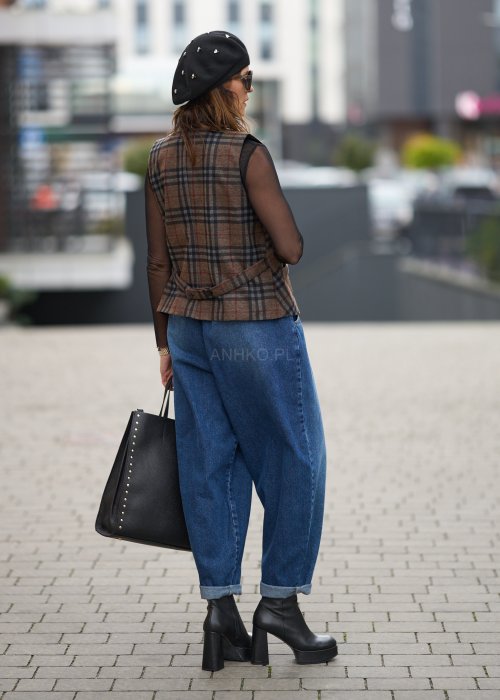 Niebieskie jeansy damskie o kroju slouchy z elastycznym pasem i podwiniętą nogawką. Stylizacja z botkami na obcasie w miejskim, casualowym stylu.