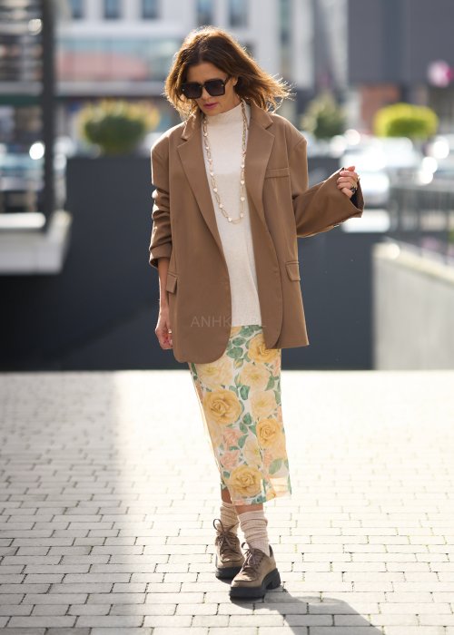 Spódnica midi w kwiatowy wzór z wysokim stanem, lekki, zwiewny fason w kobiecej, miejskiej stylizacji.