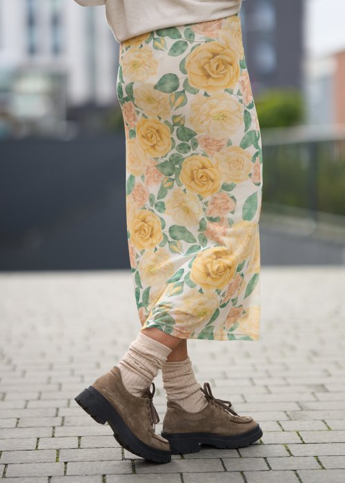 Spódnica midi w kwiatowy wzór z wysokim stanem, lekki, zwiewny fason w kobiecej, miejskiej stylizacji.