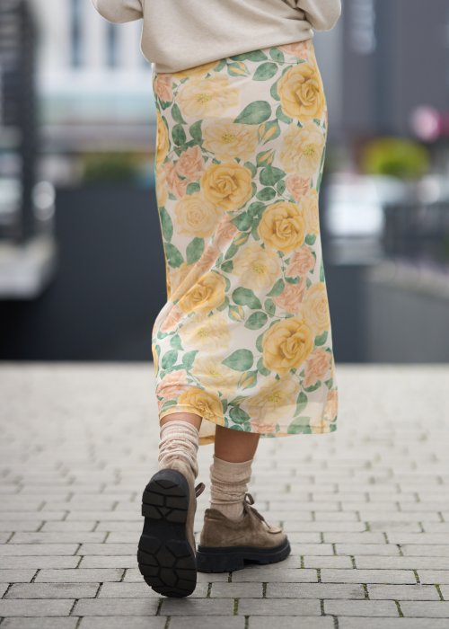 Spódnica midi w kwiatowy wzór z wysokim stanem, lekki, zwiewny fason w kobiecej, miejskiej stylizacji.