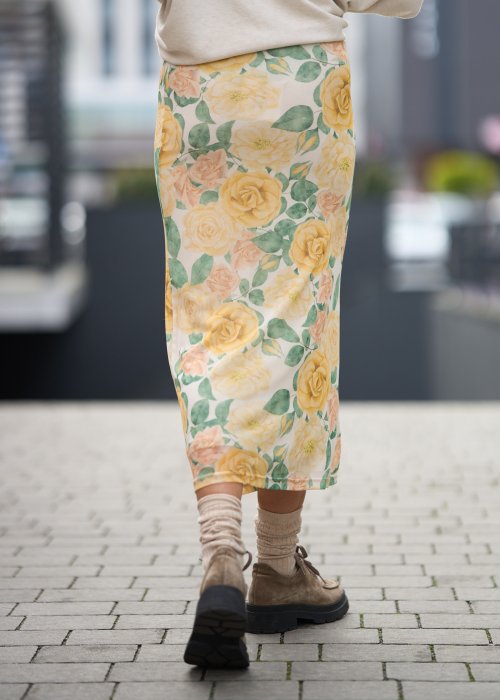 Spódnica midi w kwiatowy wzór z wysokim stanem, lekki, zwiewny fason w kobiecej, miejskiej stylizacji.