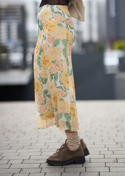 Spódnica midi w kwiatowy wzór z wysokim stanem, lekki, zwiewny fason w kobiecej, miejskiej stylizacji.