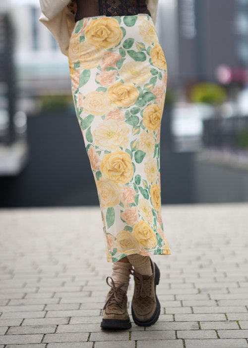 Spódnica midi w kwiatowy wzór z wysokim stanem, lekki, zwiewny fason w kobiecej, miejskiej stylizacji.