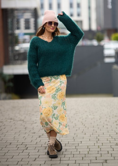 Spódnica midi w kwiatowy wzór z wysokim stanem, lekki, zwiewny fason w kobiecej, miejskiej stylizacji.