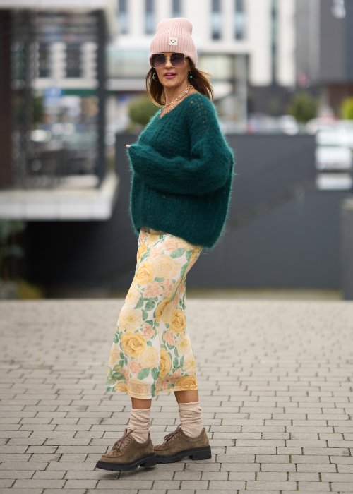 Spódnica midi w kwiatowy wzór z wysokim stanem, lekki, zwiewny fason w kobiecej, miejskiej stylizacji.