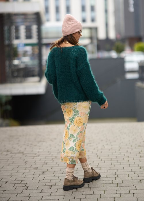 Spódnica midi w kwiatowy wzór z wysokim stanem, lekki, zwiewny fason w kobiecej, miejskiej stylizacji.