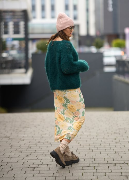 Spódnica midi w kwiatowy wzór z wysokim stanem, lekki, zwiewny fason w kobiecej, miejskiej stylizacji.