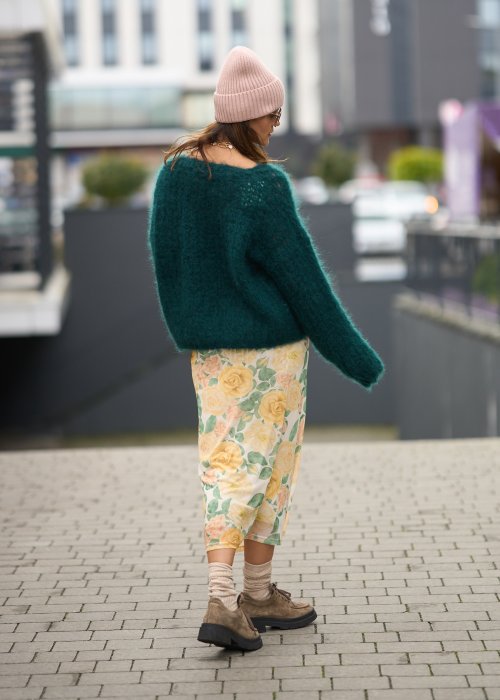 Spódnica midi w kwiatowy wzór z wysokim stanem, lekki, zwiewny fason w kobiecej, miejskiej stylizacji.