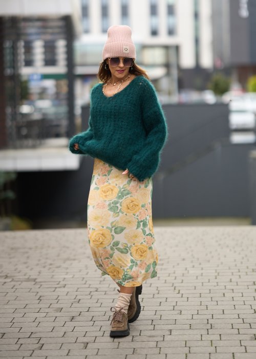 Spódnica midi w kwiatowy wzór z wysokim stanem, lekki, zwiewny fason w kobiecej, miejskiej stylizacji.