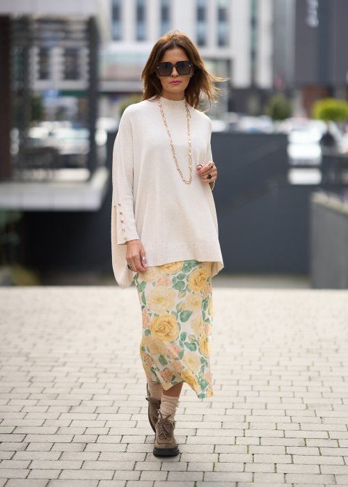 Beżowy sweter ponczo z ozdobnymi guzikami