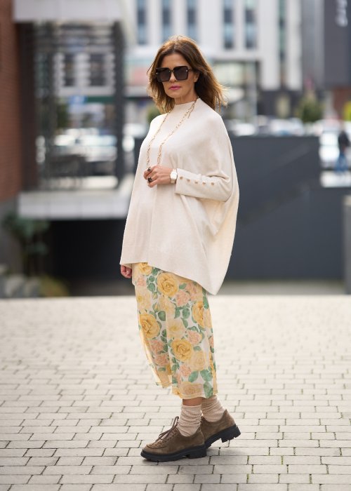 Beżowy sweter ponczo z ozdobnymi guzikami