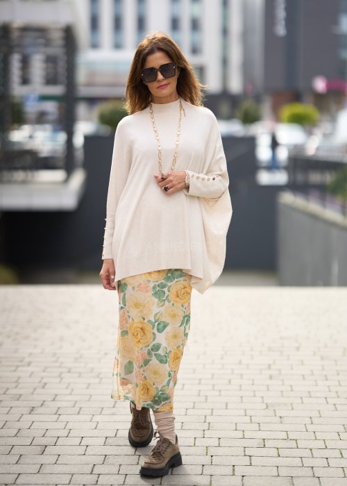 Beżowy sweter ponczo z ozdobnymi guzikami