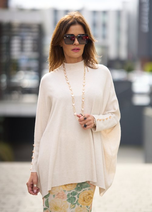 Beżowy sweter ponczo z ozdobnymi guzikami