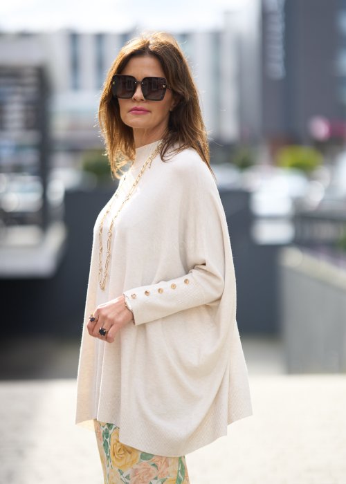 Beżowy sweter ponczo z ozdobnymi guzikami