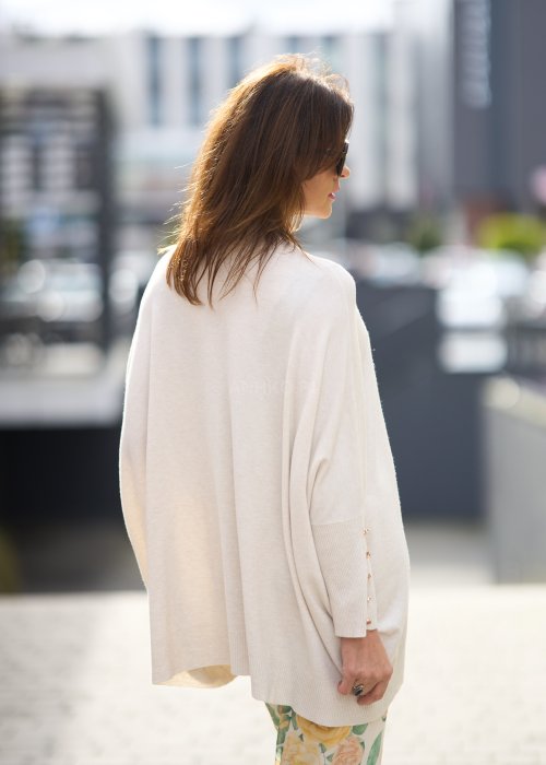 Beżowy sweter ponczo z ozdobnymi guzikami