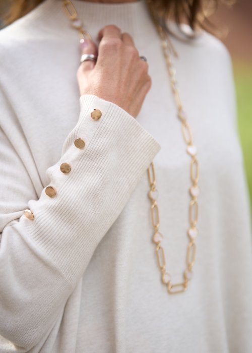 Beżowy sweter ponczo z ozdobnymi guzikami