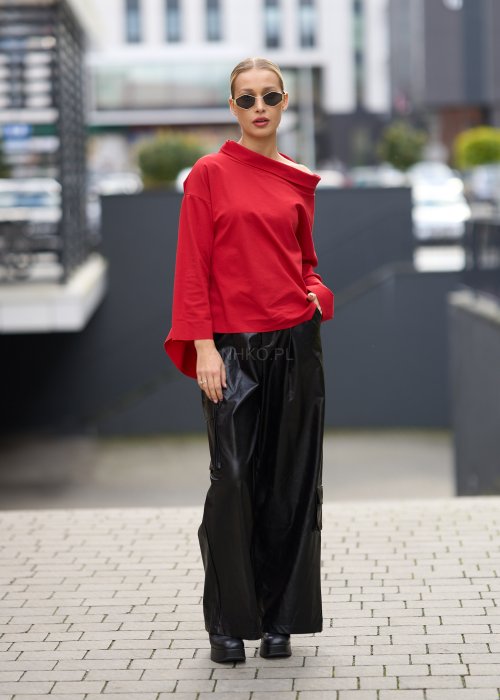 Czerwona bluzka oversize z półgolfem i rękawami 3/4. Minimalistyczny fason z wydłużonym tyłem do eleganckich i codziennych stylizacji.