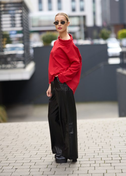 Czerwona bluzka oversize z półgolfem i rękawami 3/4. Minimalistyczny fason z wydłużonym tyłem do eleganckich i codziennych stylizacji.