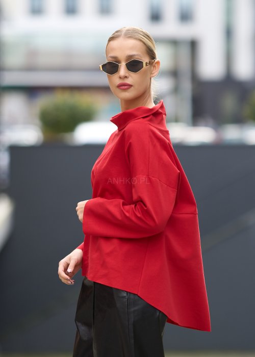 Czerwona bluzka oversize z półgolfem i rękawami 3/4. Minimalistyczny fason z wydłużonym tyłem do eleganckich i codziennych stylizacji.