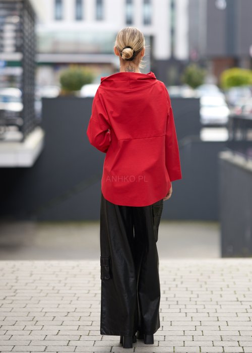 Czerwona bluzka oversize z półgolfem i rękawami 3/4. Minimalistyczny fason z wydłużonym tyłem do eleganckich i codziennych stylizacji.