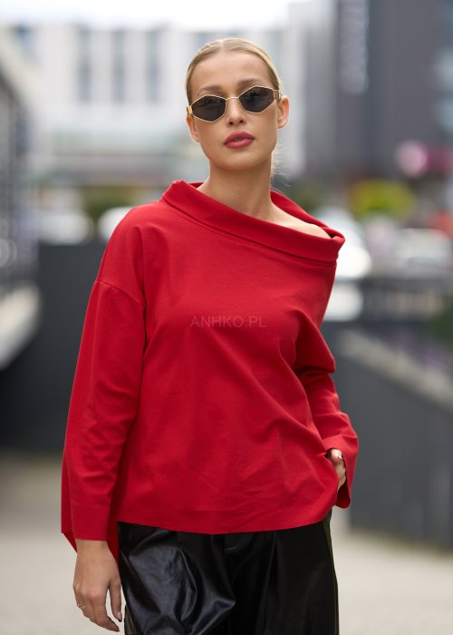 Czerwona bluzka oversize z półgolfem i rękawami 3/4. Minimalistyczny fason z wydłużonym tyłem do eleganckich i codziennych stylizacji.