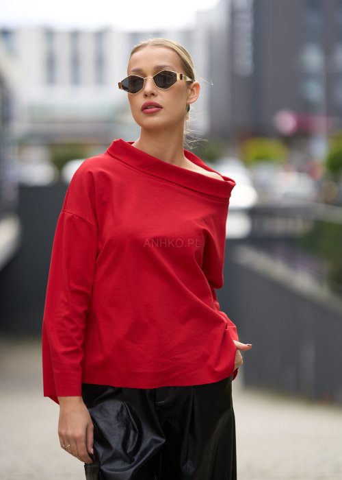 Czerwona bluzka oversize z półgolfem i rękawami 3/4. Minimalistyczny fason z wydłużonym tyłem do eleganckich i codziennych stylizacji.