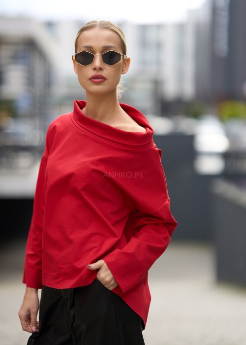 Czerwona bluzka oversize z półgolfem i rękawami 3/4. Minimalistyczny fason z wydłużonym tyłem do eleganckich i codziennych stylizacji.