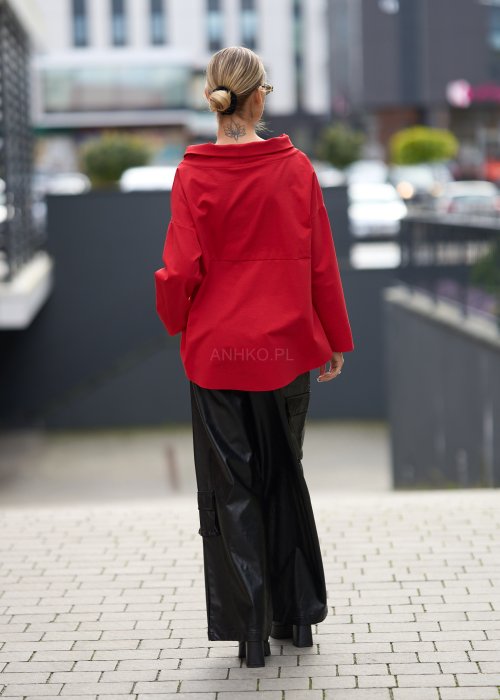 Czerwona bluzka oversize z półgolfem i rękawami 3/4. Minimalistyczny fason z wydłużonym tyłem do eleganckich i codziennych stylizacji.