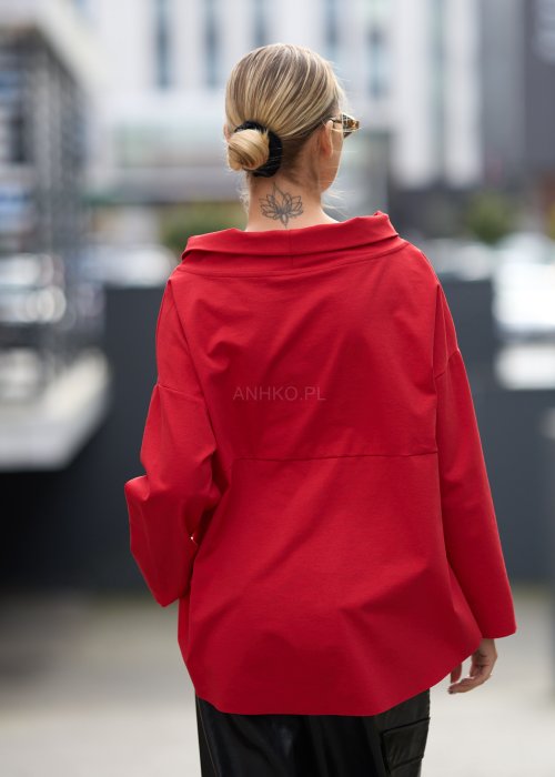 Czerwona bluzka oversize z półgolfem i rękawami 3/4. Minimalistyczny fason z wydłużonym tyłem do eleganckich i codziennych stylizacji.