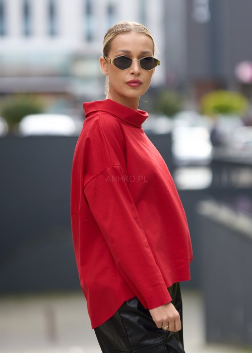 Czerwona bluzka oversize z półgolfem i rękawami 3/4. Minimalistyczny fason z wydłużonym tyłem do eleganckich i codziennych stylizacji.