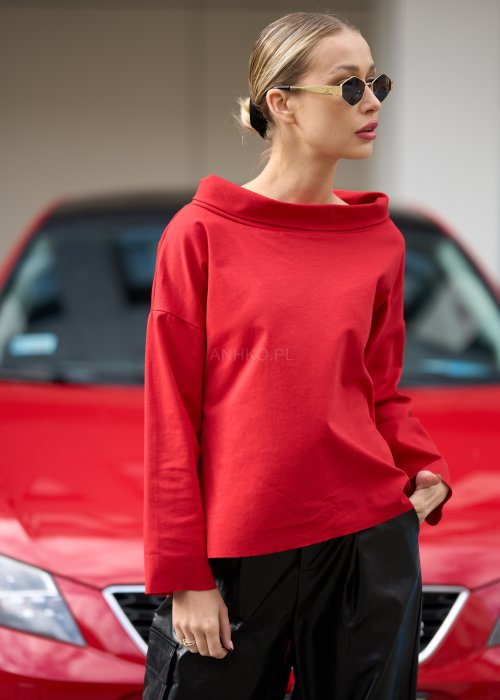 Czerwona bluzka oversize z półgolfem i rękawami 3/4. Minimalistyczny fason z wydłużonym tyłem do eleganckich i codziennych stylizacji.