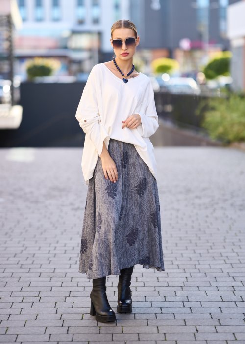 Biała bluzka oversize z dekoltem w serek i długim rękawem, lekka stylizacja w modzie damskiej