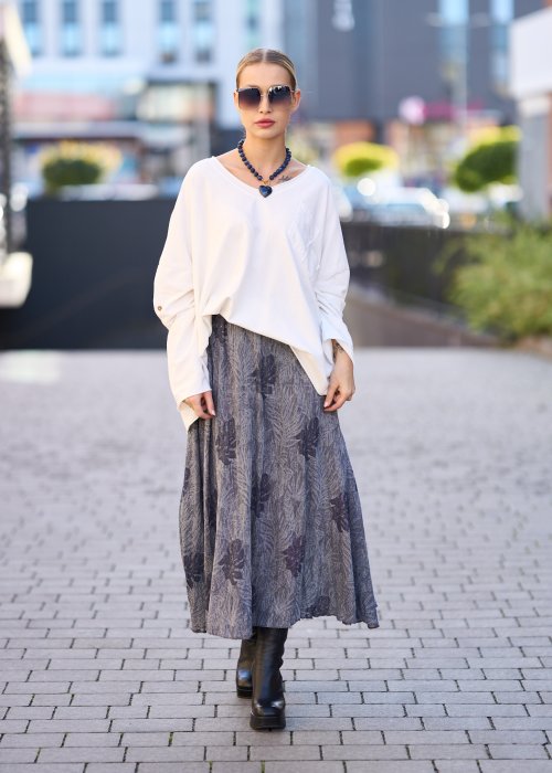 Biała bluzka oversize z dekoltem w serek i długim rękawem, lekka stylizacja w modzie damskiej