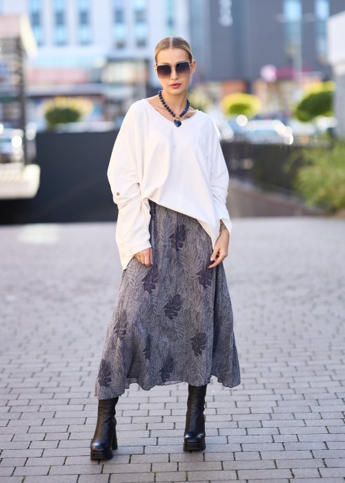 Biała bluzka oversize z dekoltem w serek i długim rękawem, lekka stylizacja w modzie damskiej