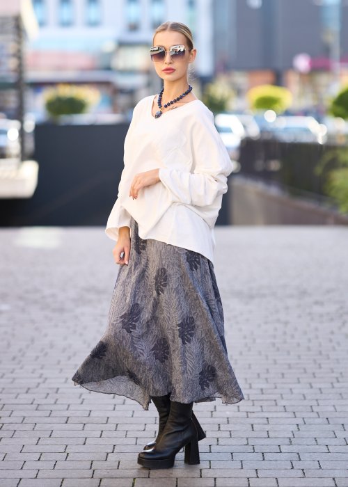 Biała bluzka oversize z dekoltem w serek i długim rękawem, lekka stylizacja w modzie damskiej