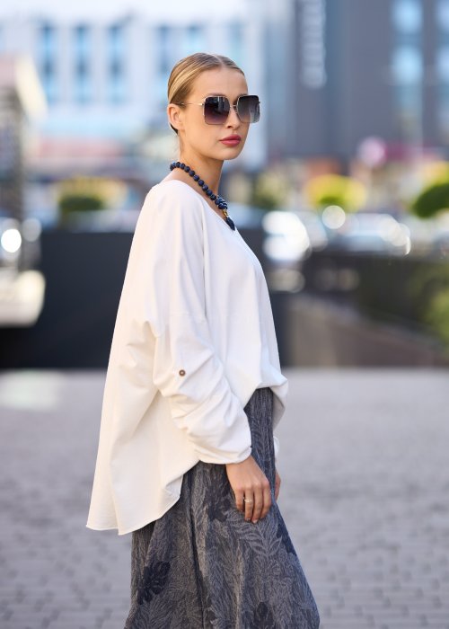 Biała bluzka oversize z dekoltem w serek i długim rękawem, lekka stylizacja w modzie damskiej