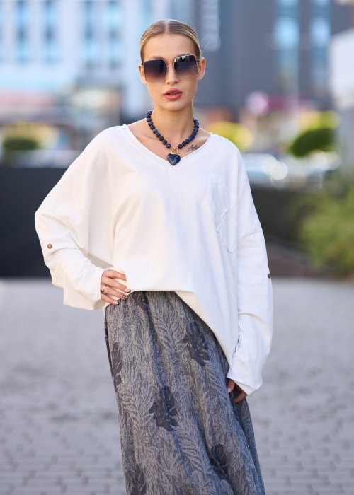 Biała bluzka oversize z dekoltem w serek i długim rękawem, lekka stylizacja w modzie damskiej