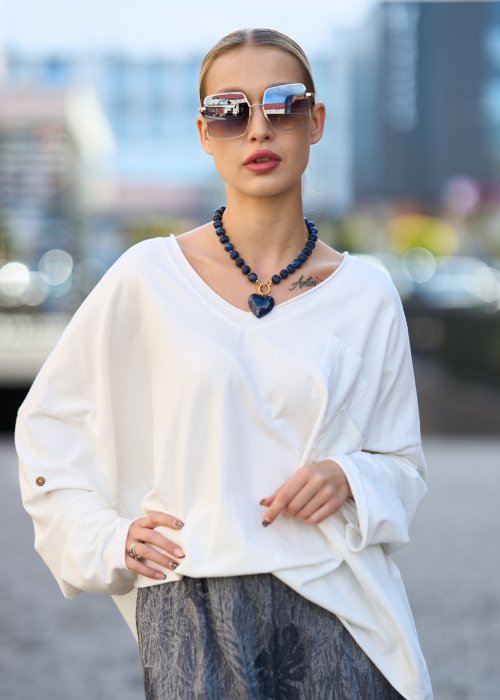 Biała bluzka oversize z dekoltem w serek i długim rękawem, lekka stylizacja w modzie damskiej