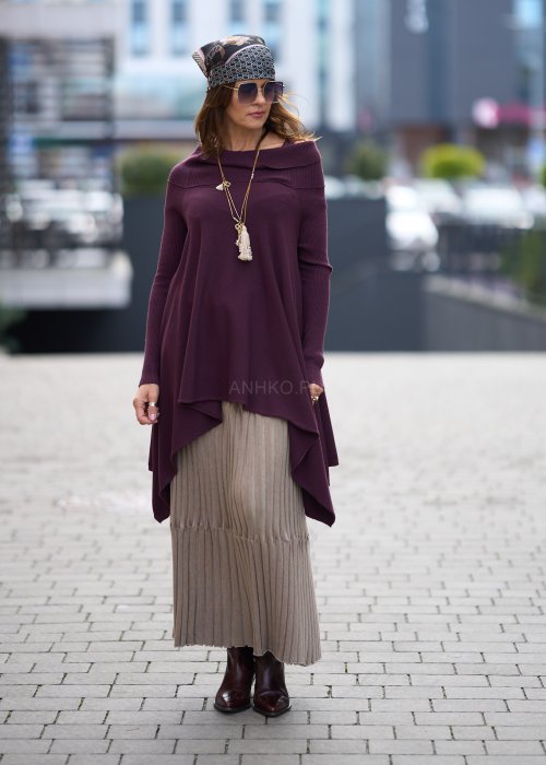 Bordowa tunika z długim rękawem i szerokim kołnierzem opadającym na ramiona, asymetryczny krój