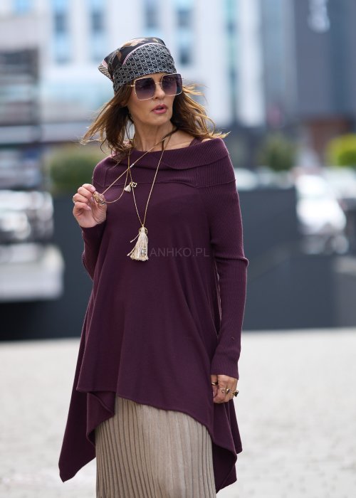 Bordowa tunika z długim rękawem i szerokim kołnierzem opadającym na ramiona, asymetryczny krój