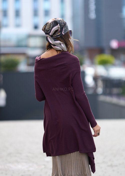Bordowa tunika z długim rękawem i szerokim kołnierzem opadającym na ramiona, asymetryczny krój