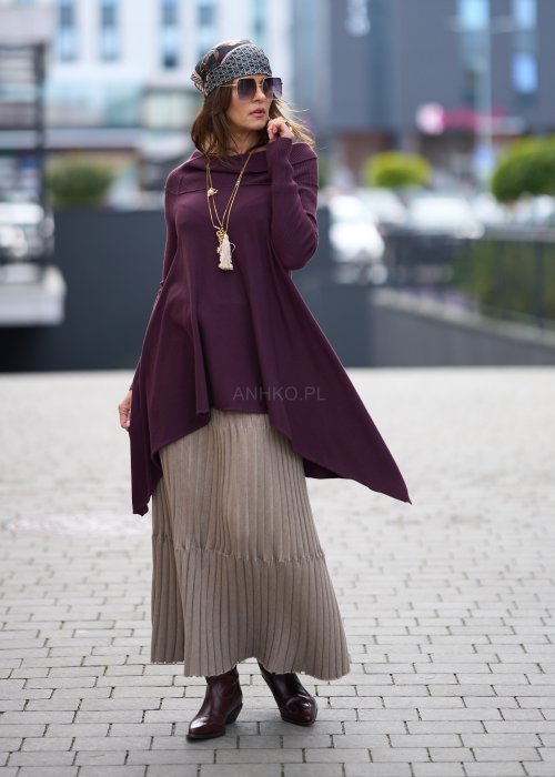 Bordowa tunika z długim rękawem i szerokim kołnierzem opadającym na ramiona, asymetryczny krój