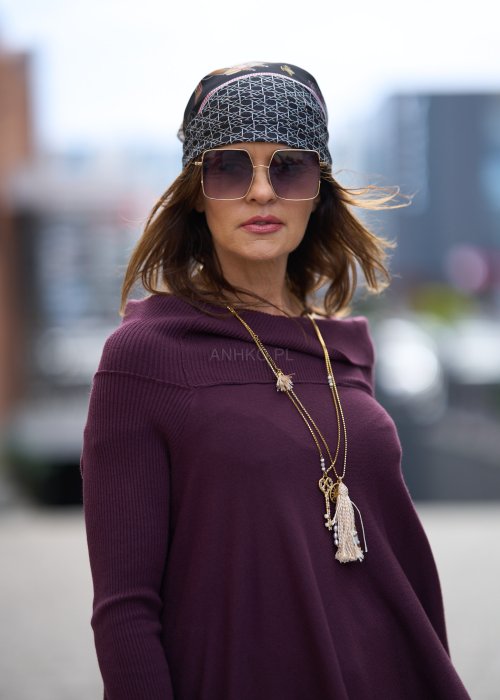 Bordowa tunika z długim rękawem i szerokim kołnierzem opadającym na ramiona, asymetryczny krój