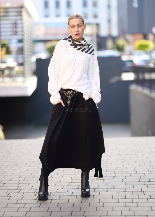 Biały sweter o grubym splocie z luźnym fasonem oversize, elegancka stylizacja damska