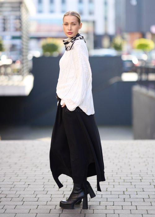 Biały sweter o grubym splocie z luźnym fasonem oversize, elegancka stylizacja damska