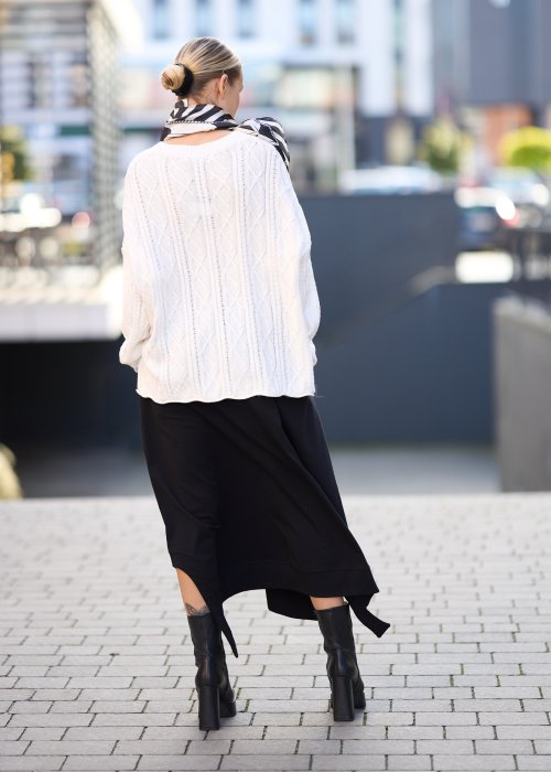 Biały sweter o grubym splocie z luźnym fasonem oversize, elegancka stylizacja damska