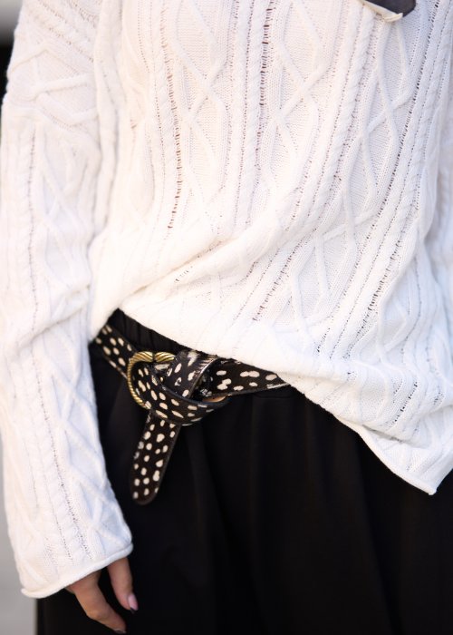 Biały sweter o grubym splocie z luźnym fasonem oversize, elegancka stylizacja damska